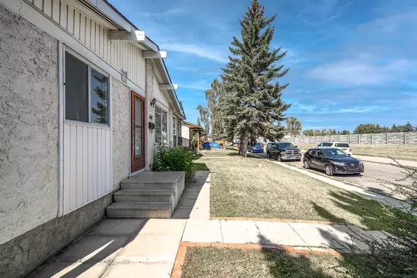 Calgary, AB T1Y 2R7,880 Rundlecairn WAY NE