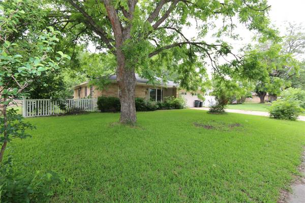 611 Misty Glen Drive, Desoto, TX 75115