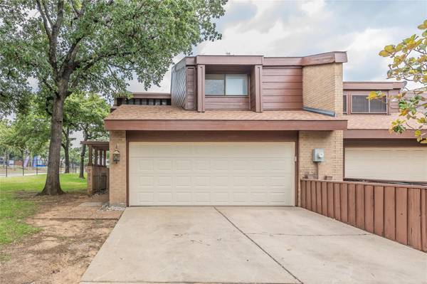 701 Oakwood Trail, Fort Worth, TX 76112