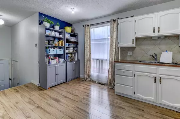 Calgary, AB T2A 1J6,916 40 ST SE