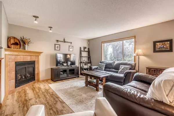 Airdrie, AB T4B 2Y8,585 Fairways CRES NW