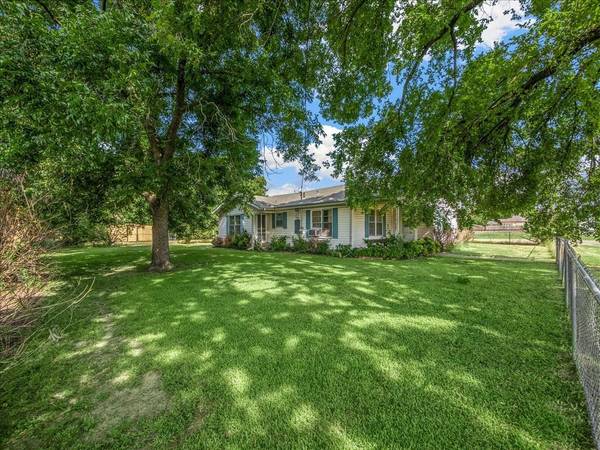 100 S Throckmorton Avenue, Kerens, TX 75144