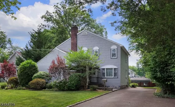 4 Village Cir, Westfield Town, NJ 07090