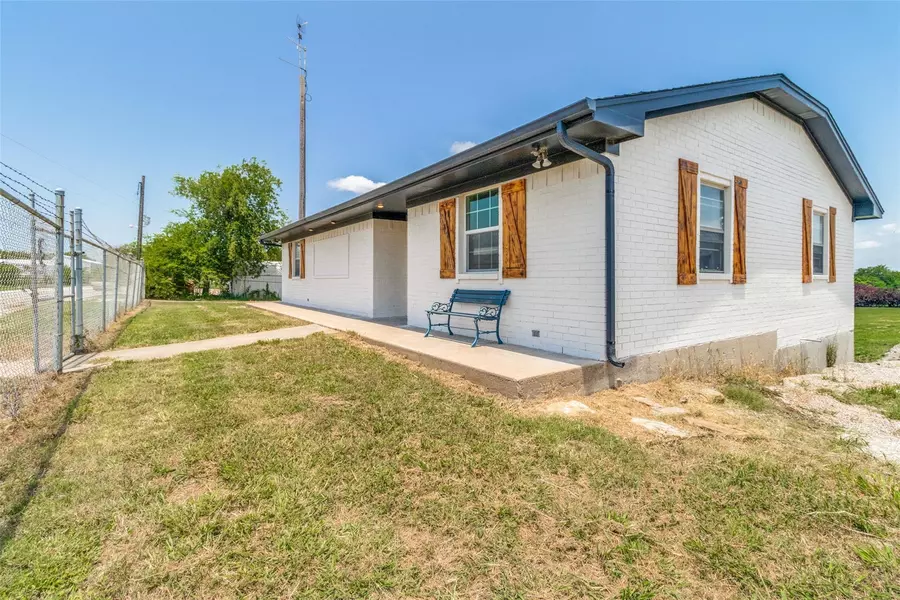 300 Cody Lane, Southmayd, TX 75092