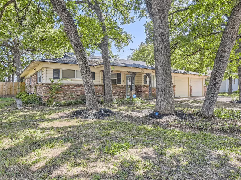 601 Woodcrest Drive, Hurst, TX 76053