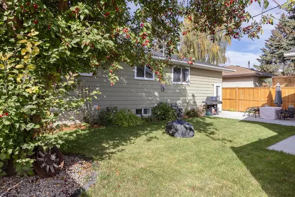 Calgary, AB T2B 2G8,260 Doverthorn Close SE