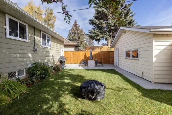 Calgary, AB T2B 2G8,260 Doverthorn Close SE