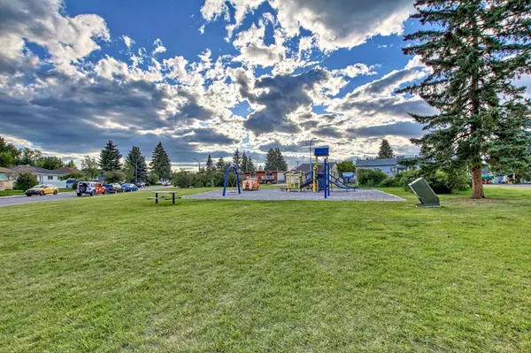 Calgary, AB T2K 0H1,140 42 AVE NW