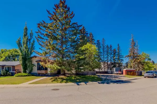 Calgary, AB T3E 5Z4,6003 Lewis DR SW