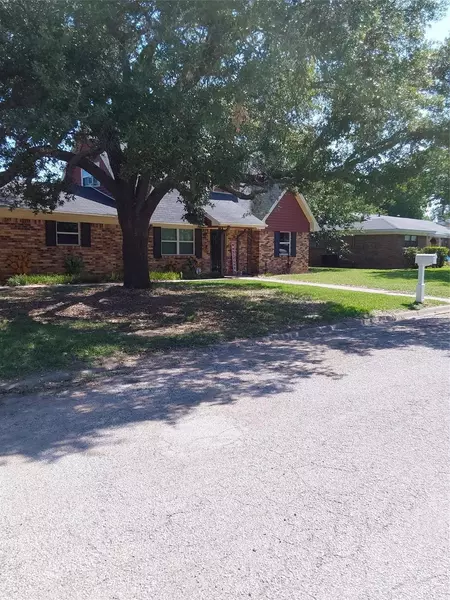 1101 W Edwards Street, Olney, TX 76374