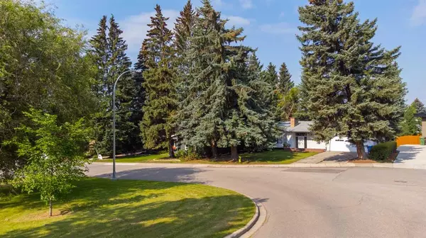 Calgary, AB T2L 0N3,1908 Cayuga DR NW