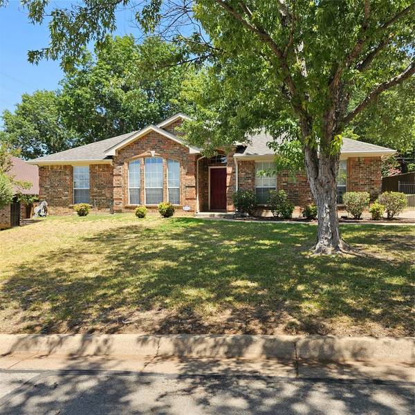 7507 Lake Park Court, Arlington, TX 76016