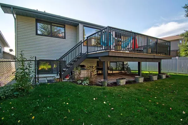 Calgary, AB T3A 5B5,92 Hidden Vale CRES NW