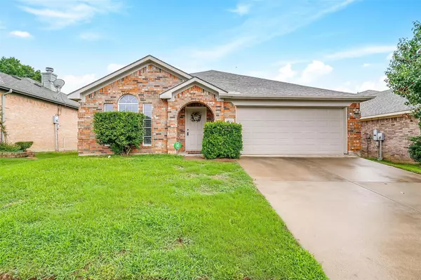 2032 Castleview Drive, Fort Worth, TX 76120