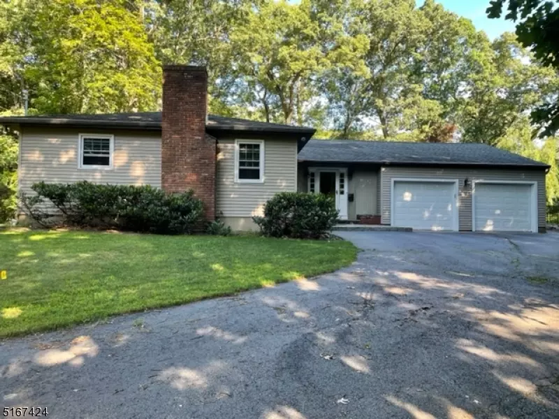 32 Woodland Ct, Kinnelon Boro, NJ 07405