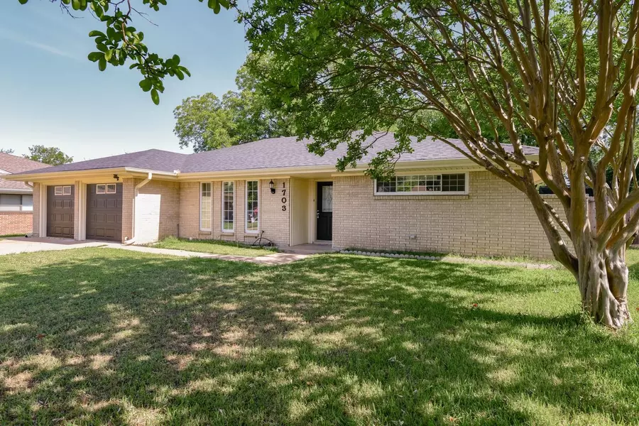 1703 Northglen Court, Arlington, TX 76012