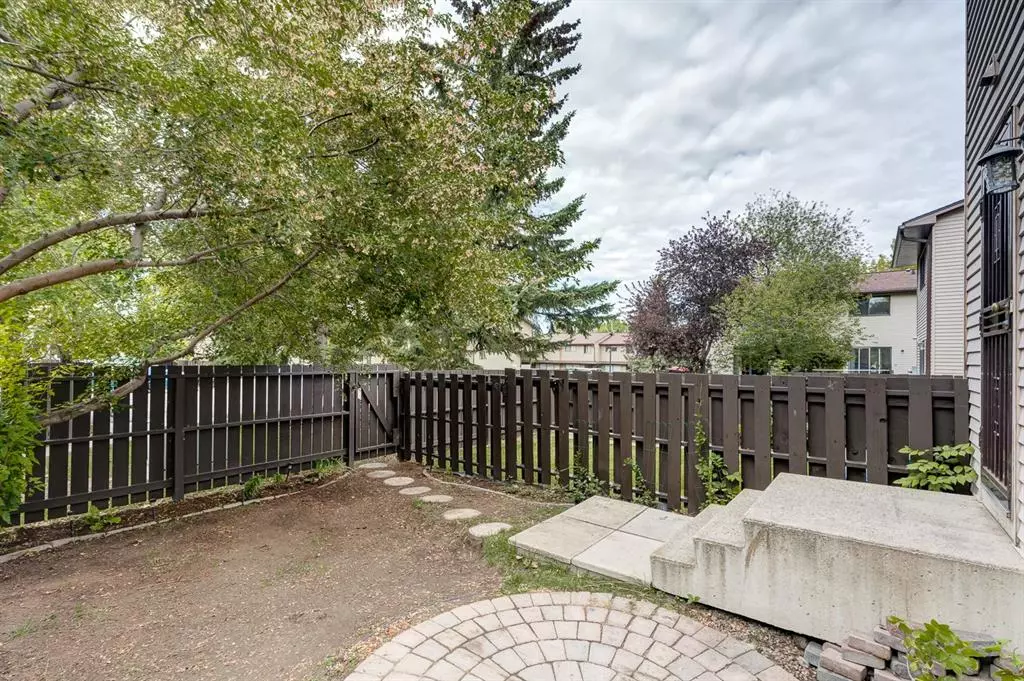 Calgary, AB T3K 1Z6,380 Bermuda DR NW #8