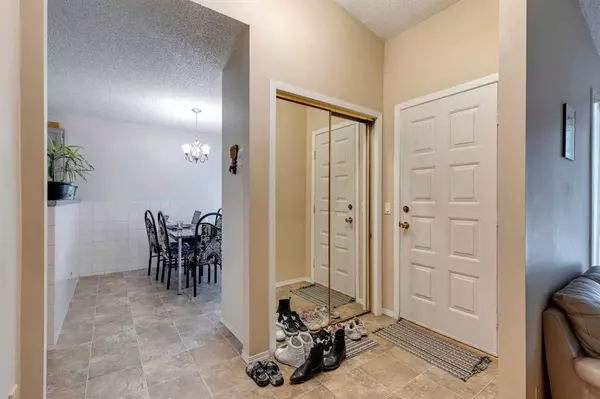 Calgary, AB T3K 1H8,104 Bermuda DR NW