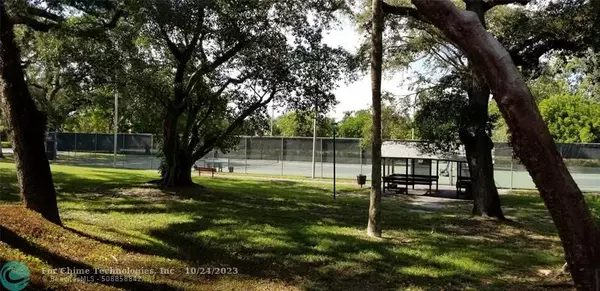 Davie, FL 33324,9480 Tangerine Place  #106