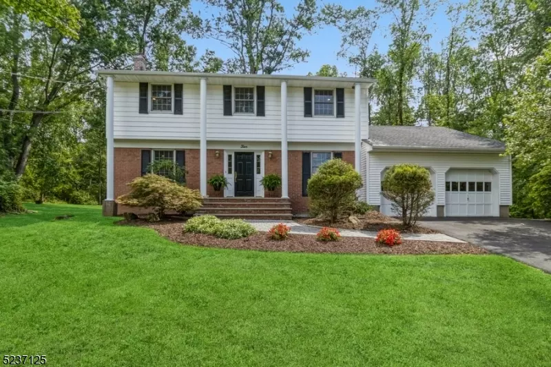 10 Cedar Ln, Roseland Boro, NJ 07068