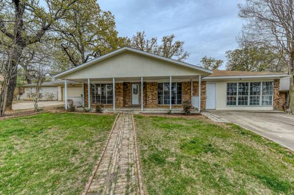 3907 Woodbury Court, Arlington, TX 76017