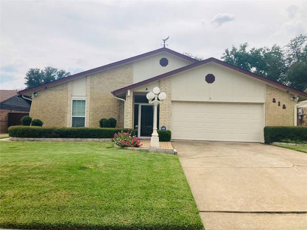 818 Via Valencia, Mesquite, TX 75150