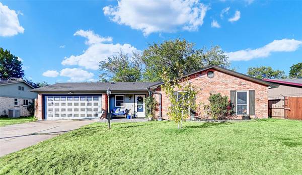 562 Douglas Street, Burleson, TX 76028