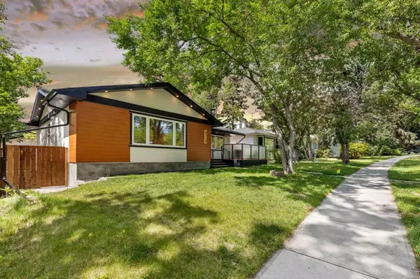 Calgary, AB T2L 2E6,4719 Charleswood DR NW