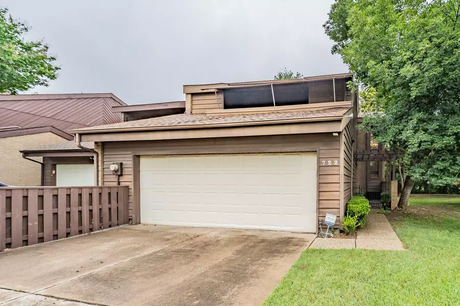 722 Oakwood Trail, Fort Worth, TX 76112