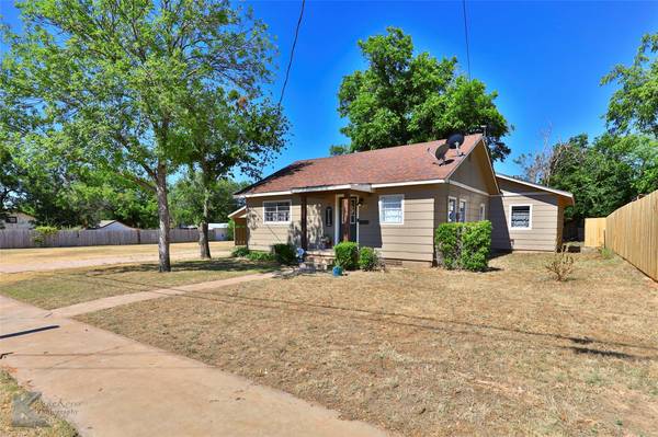 607 Fannin Street, Winters, TX 79567