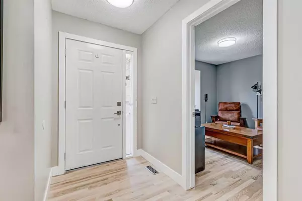 Calgary, AB T2X 3B7,137 Sundown PL SE