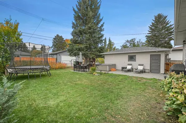 Calgary, AB T2V3J2,108 Hillary CRES SW