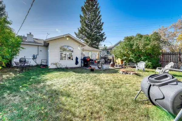 Calgary, AB T3B 0B8,4908 Bowness RD NW