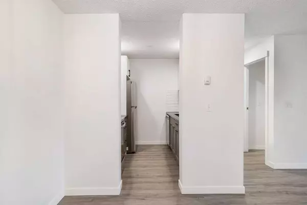 Calgary, AB T2B 3K2,10 Dover PT SE #313