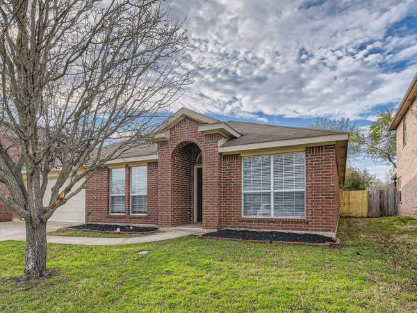 2304 Eden Green Drive, Arlington, TX 76001