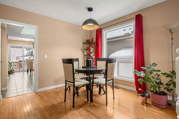 Calgary, AB T2W 4X5,1003 Woodview CRES SW