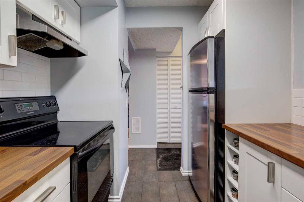 Calgary, AB T2V 4S9,2520 Palliser DR SW #202