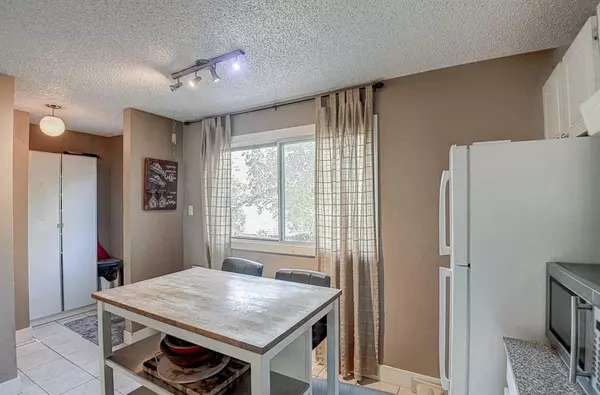 Calgary, AB T3K 2B2,380 Bermuda DR NW #34