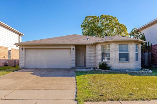 6737 Oregon Trail, Arlington, TX 76002