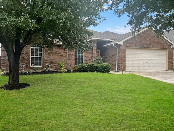 909 Chestnut Lane, Saginaw, TX 76179