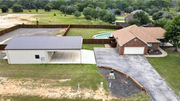 11906 Meadow Creek Drive, Brownsboro, TX 75756