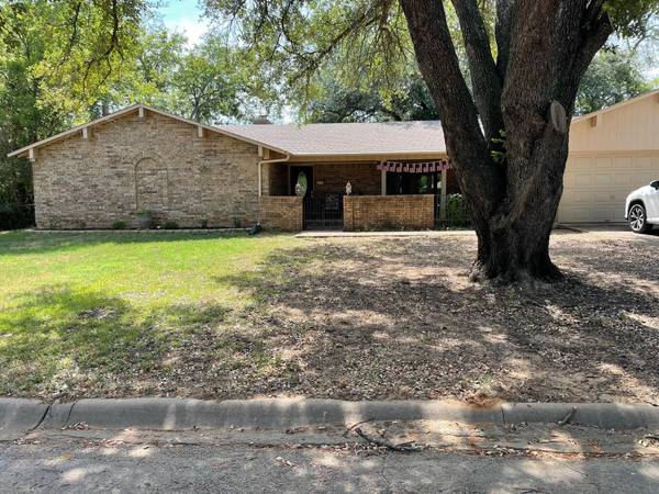 216 Woodlawn Drive, Keene, TX 76059