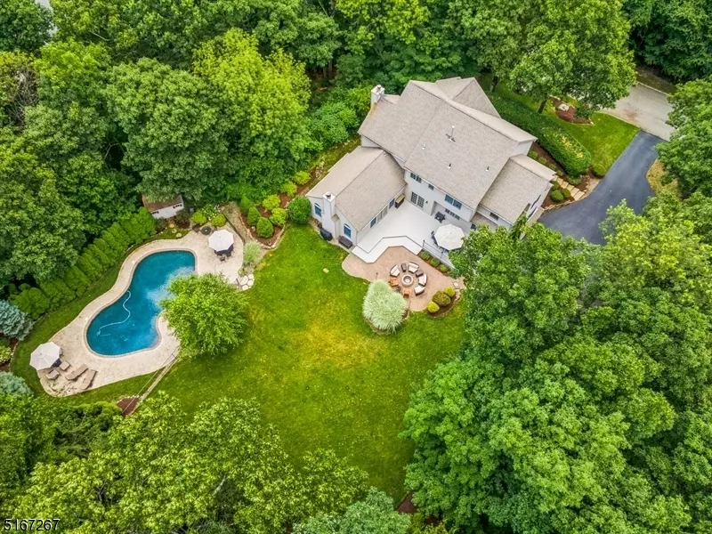 8 Goldfinch Run, Kinnelon Boro, NJ 07405