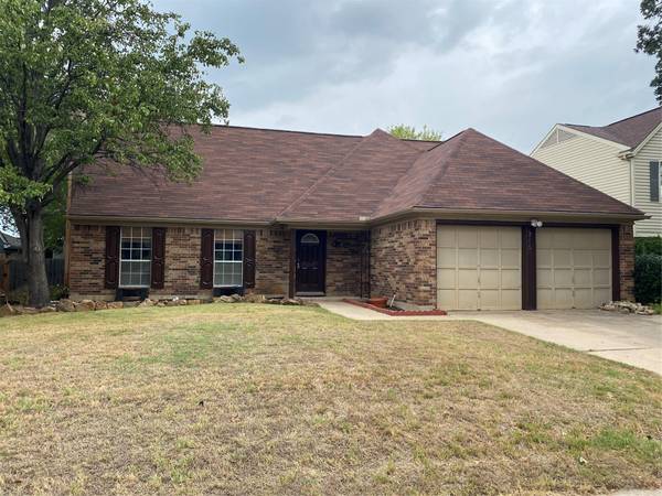 215 Wooddale, Euless, TX 76039