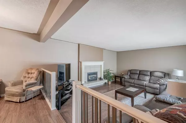 Calgary, AB T2W 2M9,735 130 AVE SW