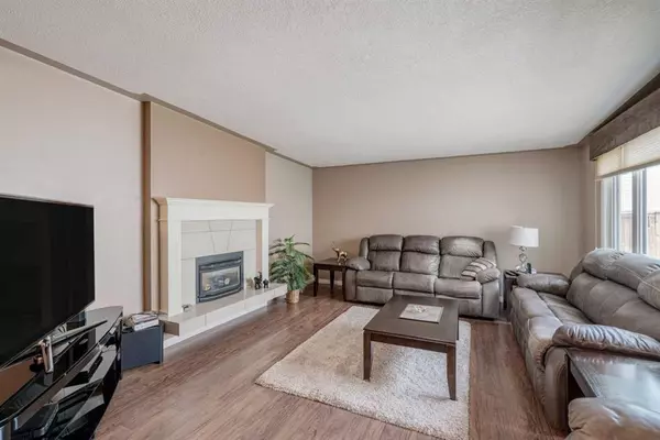 Calgary, AB T2W 2M9,735 130 AVE SW