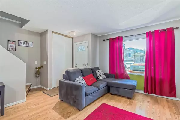 Calgary, AB T3J 1Y6,103 Castlegreen Close NE