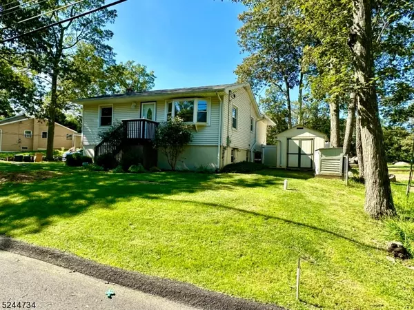 28 Lincoln Trl, Hopatcong Boro, NJ 07843