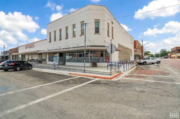 200/202 S Commercial Avenue,  Coleman,  TX 76834