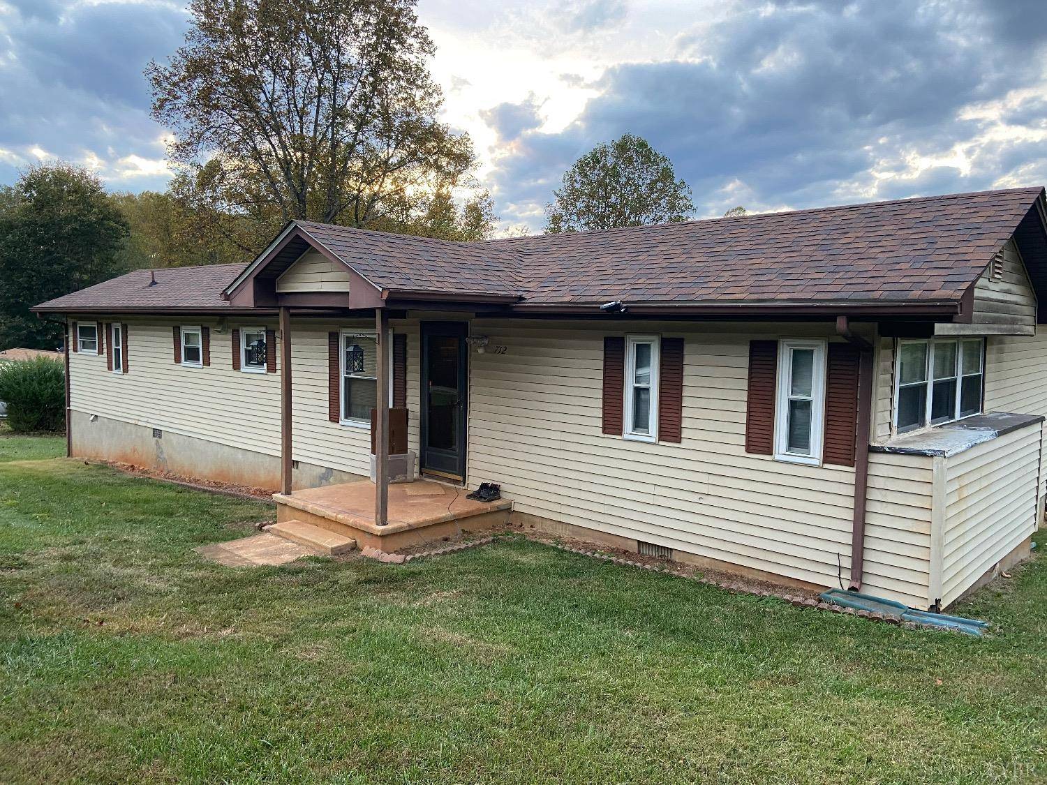 712 Farmer LN, Vinton, VA 24179